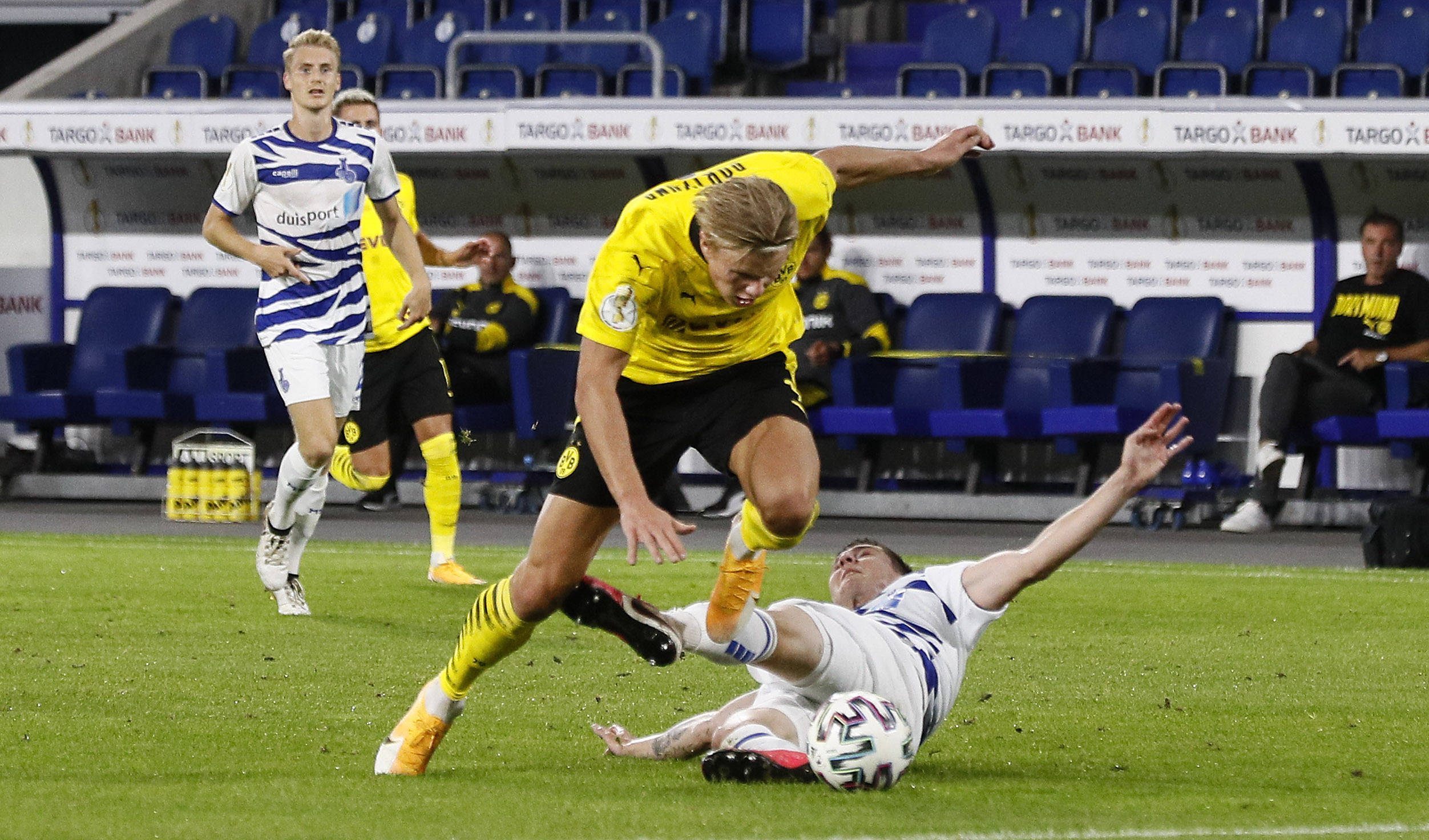 
足球——德国杯：多特蒙德胜杜伊斯堡‘星空官方网站’(图8)